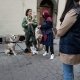 jeune femme à la rue avec ses chiens